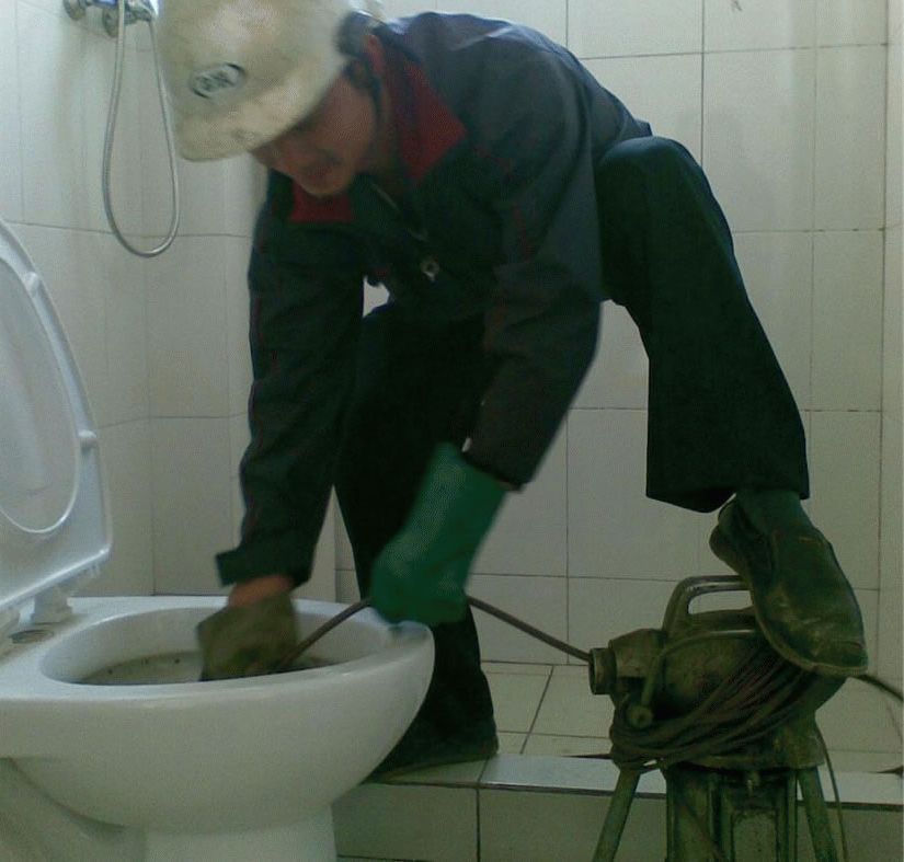 產(chǎn)品名稱(chēng)：義烏管道疏通服務(wù)
產(chǎn)品型號(hào)：義烏管道疏通,義烏搬家公司電話(huà),義烏家政公司
產(chǎn)品規(guī)格：管道疏通:1.專(zhuān)業(yè)疏通各種型號(hào)馬桶（抹布,塑料）等各種軟硬物質(zhì)所造成的堵塞.因?yàn)檠b修掉進(jìn)水泥,沙子或頭發(fā)等2.地漏:專(zhuān)業(yè)疏通各種v型,S型拐彎的地漏.各種原因所造成的堵塞,由100MM慢慢的變3.墫坑：因?yàn)閴柨幽瓿删昧斯艿缽濐^發(fā)生了一層厚厚的尿堿.本部根據(jù)多年所成了50MM甚至10MM甚至還會(huì)堵死,所以造成墫坑下水慢,易堵.積累經(jīng)驗(yàn)采用最佳技術(shù)和方案,徹底疏通各種情況所造成的堵塞.包括（V型,S型)等的管道.4.面盆：專(zhuān)業(yè)疏通各種面盆.專(zhuān)業(yè)疏通各種主管道.5.主管道：本部備有大中小型 機(jī)械和高壓清洗機(jī).