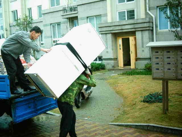 產(chǎn)品名稱(chēng)：義烏市搬家服務(wù)
產(chǎn)品型號(hào)：提供義烏市搬家服務(wù),義烏搬家公司,義烏搬家,義烏搬家公司電話(huà)
產(chǎn)品規(guī)格：可以為你提供以下搬遷業(yè)務(wù):義烏搬家公司協(xié)助客戶(hù)入主新居,全省搬家服務(wù).家具制品沙發(fā),酒柜,電視,冰箱,冷氣,衣柜,床組,洗衣機(jī)等專(zhuān)業(yè)搬運(yùn).隨著義烏的大戶(hù)型越來(lái)越多,各種大件物品吊裝上樓.家具擺小了顯得太小氣,太大電梯有上不去,這種情況請(qǐng)找我為你吊裝,通常吊裝的物品有豪華沙發(fā),豪華書(shū)柜,較大的魚(yú)缸,裝修是要用到較大的玻璃,床墊,床頭等等.