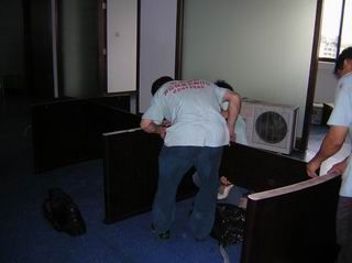 產(chǎn)品名稱(chēng)：義烏搬家家具拆裝
產(chǎn)品型號(hào)：搬家家具拆裝,家具拆裝,專(zhuān)業(yè)拆裝家具,拆裝辦公家具,拆裝衣柜,搬家公司家具拆裝
產(chǎn)品規(guī)格：承接拆裝老板桌,會(huì)議桌,掛柜,床,梳妝臺(tái),寫(xiě)字臺(tái),電視機(jī)柜,隔斷,臥室柜和衣柜,低柜,餐桌,紅木,家具等.